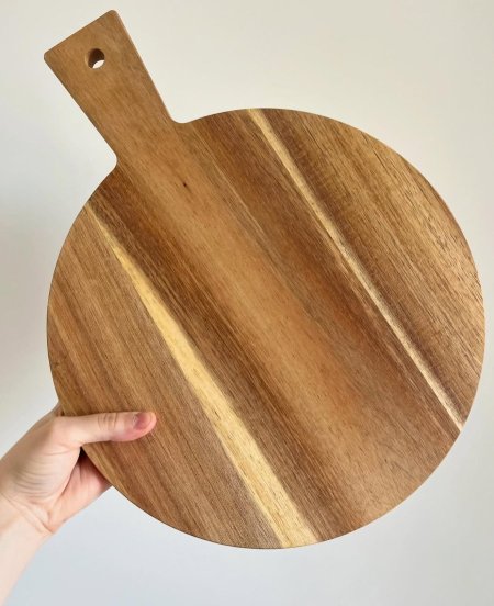 لوح تقديم خشبي دائري بمقبض أنيق