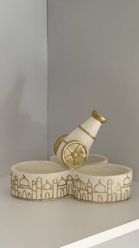 مضيفة مكسرات